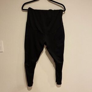 Maternity workout capris, Size Large.